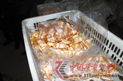 在原料中非法添加保水劑、黏合劑、染色劑。原料加工成“牛肉”產(chǎn)品批發(fā)價(jià)20多元一斤,加工成“羊肉卷”批發(fā)價(jià)為10元一斤。