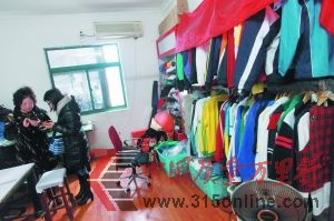 上海歐霞時裝有限公司的設計間內(nèi)擺放著眾多學生服樣品(2月17日攝)。浦東新區(qū)共有41所學校從該公司采購校服。新華社發(fā)