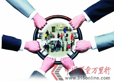 在武昌螃蟹岬的公交駕校里,近30名學(xué)員圍著一輛教練車(chē)等待練車(chē)。記者佘穎 攝 制圖朱菁 在武昌螃蟹岬的公交駕校里,近30名學(xué)員圍著一輛教練車(chē)等待練車(chē)。記者佘穎 攝 制圖朱菁