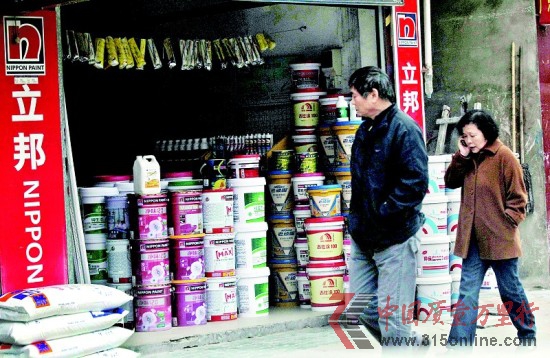 圖為:市民到裝修材料市場(chǎng)選購(gòu) 記者佟建國(guó)攝 圖為:市民到裝修材料市場(chǎng)選購(gòu) 記者佟建國(guó)攝